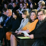 Na zdjęciu m.in.: Witold Kołodziejski - sekretarz stanu w MC oraz Magdalena Gaj - prezes UKE. Dalej siedzący w rzędach ludzie.