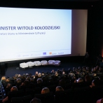 Witold Kołodziejski - sekretarz stanu w MC podczas przemówienia, w tle za nim duzy ekran.