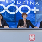 Od lewej siedzą: Anna Streżyńska - minister cyfryzacji, Elżbieta Rafalska - minister rodziny, pracy i polityki społecznej, Paweł Szałamacha - minister finansów.