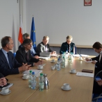 Na zdjęciu grupa osób w tym minister Anna Streżyńska oraz były minister spraw zagranicznych Holandii.