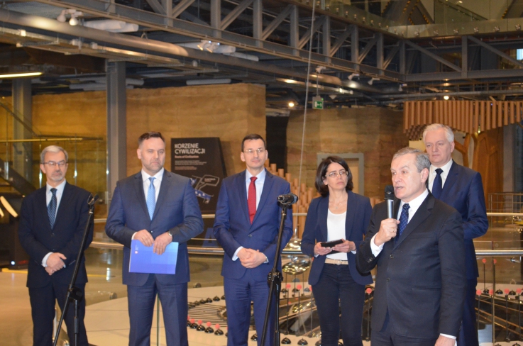 Na zdjęciu grupa osób - ministrowie rządu Beaty Szydło podczas konrefencji dot. inauguracji Rady ds. Innowacyjności.