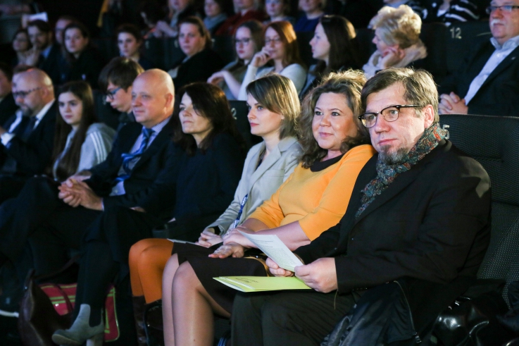 Na zdjęciu m.in.: Witold Kołodziejski - sekretarz stanu w MC oraz Magdalena Gaj - prezes UKE. Dalej siedzący w rzędach ludzie.