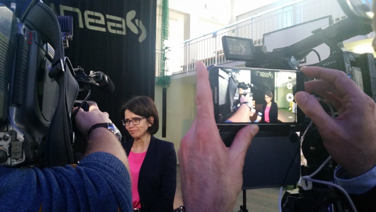 Minister Anna Streżyńska wypowiada się przed kamerami.