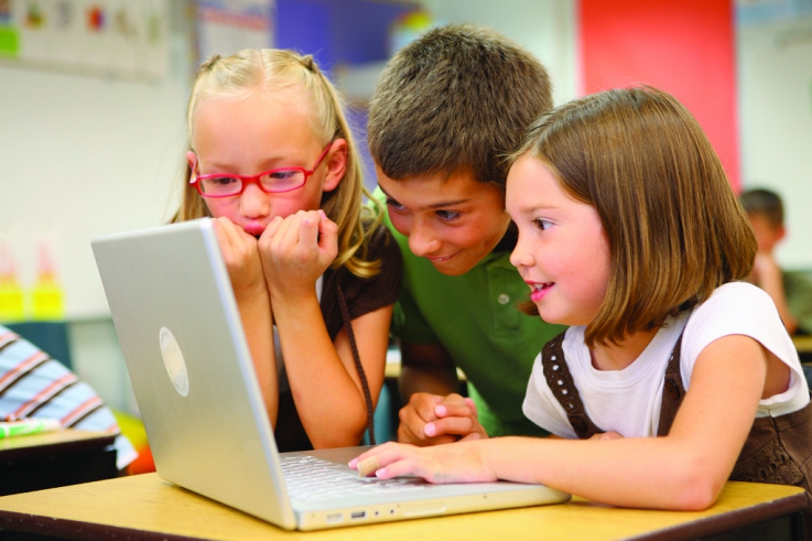 Dzieci przy komputerze