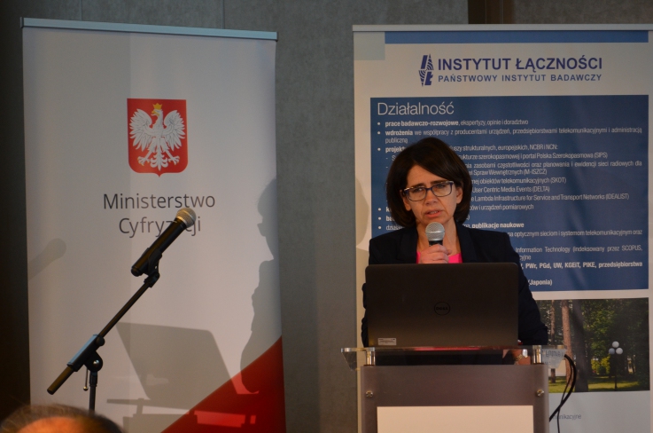 Minister Anna Streżyńska przemawia podczas konferencji.
