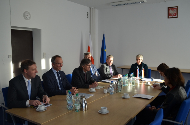 Na zdjęciu grupa osób siedzących za stołem w tym minister Anna Streżyńska oraz były minister Spraw Zagranicznych Holandii.