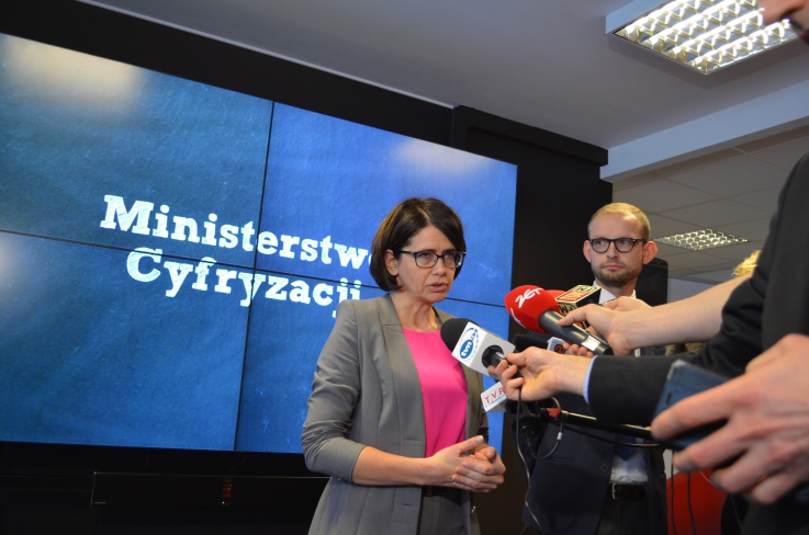 Minister Anna Streżyńska na spotkaniu z dziennikarzami.