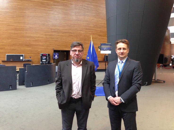 Wiceminister Witold Kołodziejski oraz Krzysztof Szubert - pełnomocnik Ministra Cyfryzacji ds. współpracy międzynarodowej pozują do zdjęcia w budynku Parlamentu Europejskiego. 